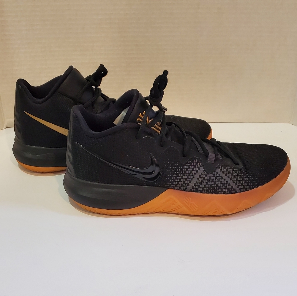 Kyrie Irving Flytraps, Size 9